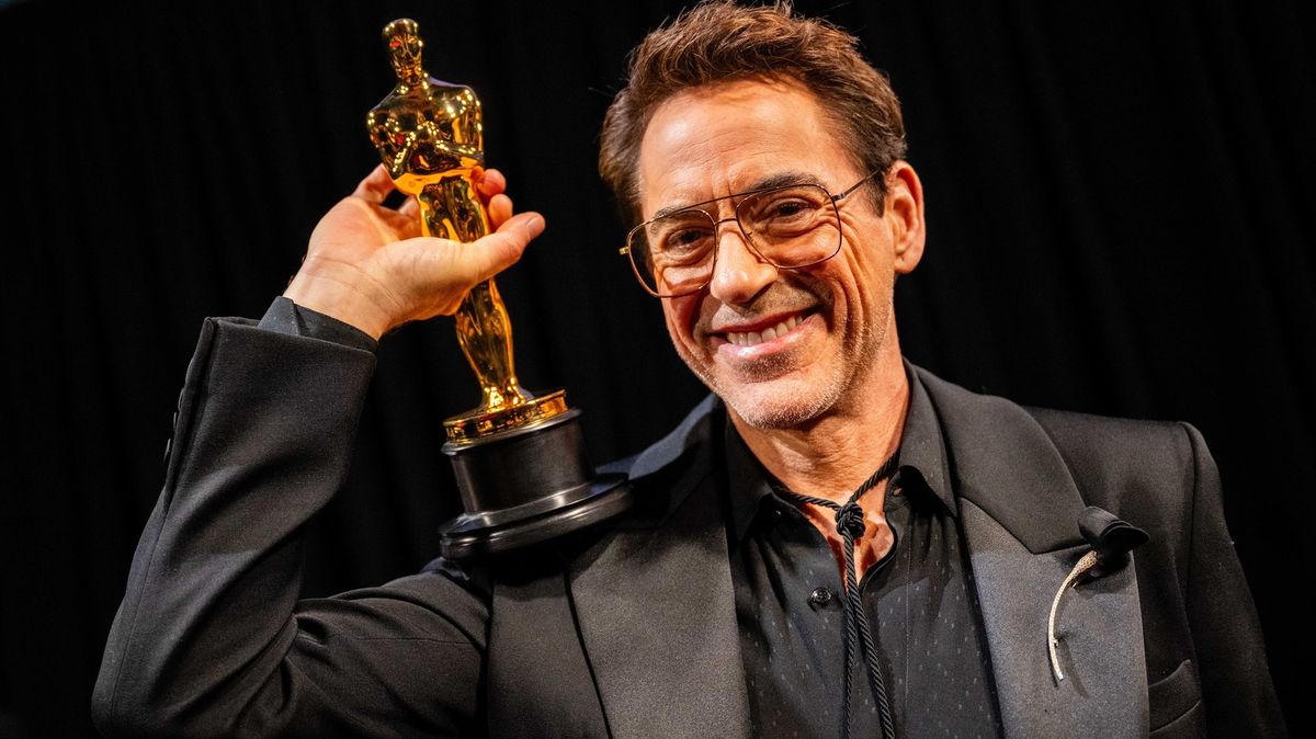 VIDEO: Robert Downey Jr. schytal kritiku za to, že na Oscarech při přebírání ceny zcela ignoroval předávajícího herce